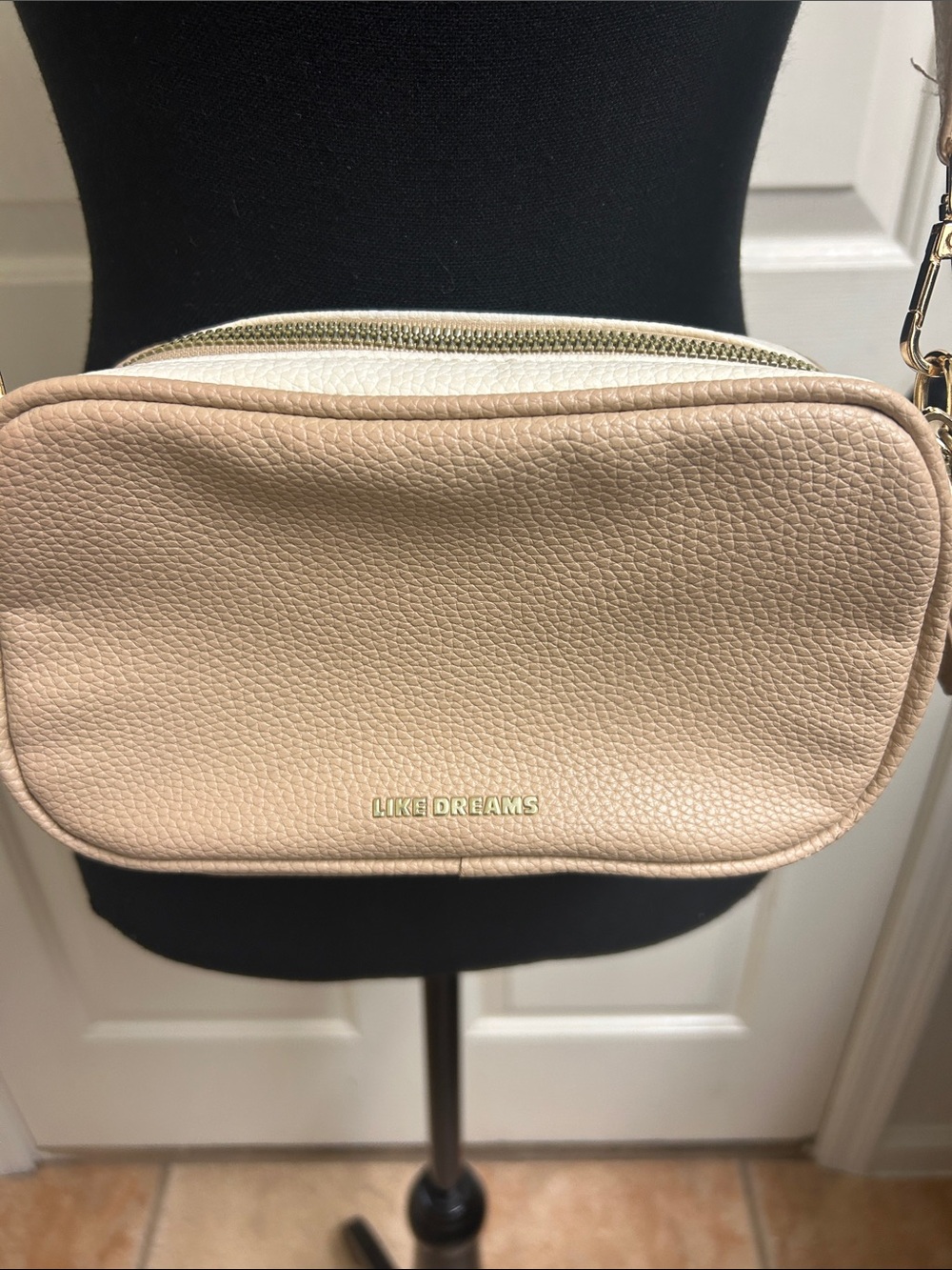 Like Dreams crossbody bag a pebbled vegan leather, guitar" style strap, Beige - Picture 2 of 11